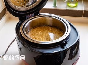 水加到高出大米一公分左右的位置，比普通电饭煲的用水量要多，我没具体量，感觉至少有700毫升。