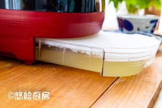 瑧米脱糖饭煲的绝妙之处在这里，饭煲下面有个盒子，这里装的是米汤。