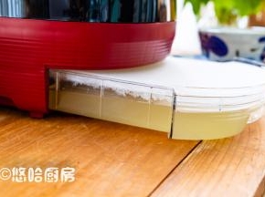 瑧米脱糖饭煲的绝妙之处在这里，饭煲下面有个盒子，这里装的是米汤。