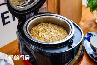 接通电源后，选择蒸饭功能，默认时间是25分钟。到时间后，不要着急开盖，再焖一会米饭口感更好。