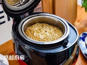 接通电源后，选择蒸饭功能，默认时间是25分钟。到时间后，不要着急开盖，再焖一会米饭口感更好。