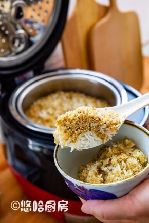 米饭是粒粒分明，米粒口感Q弹软糯，藜麦也是粒粒分明，这样做出的米饭口感和普通电饭煲是决然不同的。