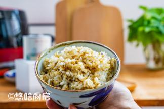 也就是说，用脱糖饭煲制作米饭，米粒在蒸格上，是通过煮、沥水、蒸的环节来实现的，所以焖好的米饭粒粒分明，口感Q弹。所以前面加水的时候为什么要加的多，原来就通过蒸格、电磁阀芯被过滤掉了。被滤掉的不仅是糖份，还有热量，对于要控制血糖和减肥的人来说，可以放心的吃米饭了。