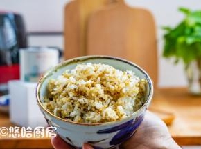 也就是说，用脱糖饭煲制作米饭，米粒在蒸格上，是通过煮、沥水、蒸的环节来实现的，所以焖好的米饭粒粒分明，口感Q弹。所以前面加水的时候为什么要加的多，原来就通过蒸格、电磁阀芯被过滤掉了。被滤掉的不仅是糖份，还有热量，对于要控制血糖和减肥的人来说，可以放心的吃米饭了。