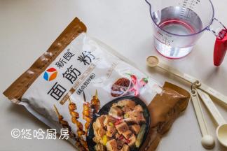 做烤麸的材料很简单，面筋粉、酵母、温水。