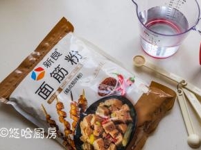 做烤麸的材料很简单，面筋粉、酵母、温水。
