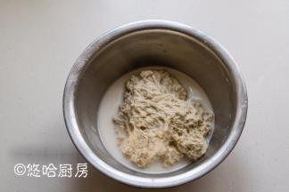 酵母放入温水中搅匀（温水的温度以手刚能试到微热即可），倒入面筋粉，边倒面粉边搅拌，避免面筋粉结块，若有结块就用手抓匀。和好之后，盆里会有多余的水，倒掉即可。洗面做凉皮，最后余下的就是这种状态的面筋。