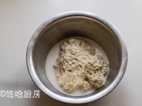 酵母放入温水中搅匀（温水的温度以手刚能试到微热即可），倒入面筋粉，边倒面粉边搅拌，避免面筋粉结块，若有结块就用手抓匀。和好之后，盆里会有多余的水，倒掉即可。洗面做凉皮，最后余下的就是这种状态的面筋。