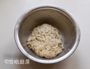 面盆盖上保鲜膜，室温下进行发酵。