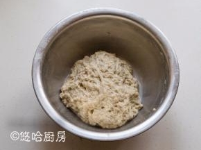面盆盖上保鲜膜，室温下进行发酵。