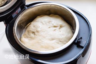 把发酵后的面团放在蒸格上，我是直接用盆子倒扣进去的，有点偏，用手稍微动一下即可。已经发酵后的面筋就不要用手拉扯了，蒸面筋要的就是大气泡。