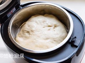 把发酵后的面团放在蒸格上，我是直接用盆子倒扣进去的，有点偏，用手稍微动一下即可。已经发酵后的面筋就不要用手拉扯了，蒸面筋要的就是大气泡。