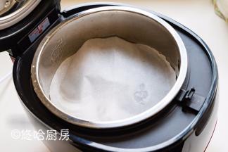 在蒸格上铺一张油纸，我是用大油纸剪的圆形。铺油纸是为了避免面筋粘锅。