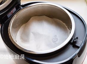 在蒸格上铺一张油纸，我是用大油纸剪的圆形。铺油纸是为了避免面筋粘锅。