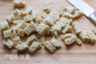 彻底放凉后的面筋切块，这面筋有厚度够蓬松。