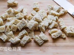 彻底放凉后的面筋切块，这面筋有厚度够蓬松。