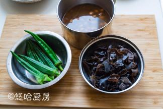 面筋放凉的时候，把秋葵洗净焯水，泡发的黑木耳洗净焯水，还有煮熟的五香花生米。花生米提前用清水浸泡4~5个小时，加水、香叶、八角、桂皮、花椒、小茴香、盐煮30分钟，关火后泡在汤里进味。小时候吃的烤麸里面就有五香花生米，口感有点脆。