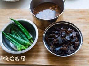 面筋放凉的时候，把秋葵洗净焯水，泡发的黑木耳洗净焯水，还有煮熟的五香花生米。花生米提前用清水浸泡4~5个小时，加水、香叶、八角、桂皮、花椒、小茴香、盐煮30分钟，关火后泡在汤里进味。小时候吃的烤麸里面就有五香花生米，口感有点脆。