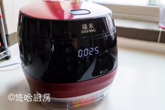 脱糖饭煲选用蒸菜功能，默认时间是25分钟，蒸面筋时间正好，几秒后饭煲自动运行。