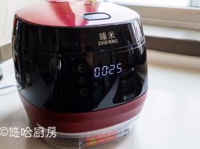 脱糖饭煲选用蒸菜功能，默认时间是25分钟，蒸面筋时间正好，几秒后饭煲自动运行。