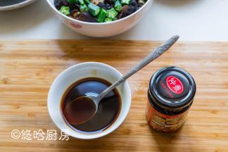 切块的面筋、切块的秋葵、黑木耳放入大碗中。蚝油、生抽、米醋、老醋、白糖、少许的凉开水调匀就成料汁，调料的比例基本是1:1:1:0.5:1，最后出味道的要加成都红油，香儿不辣。