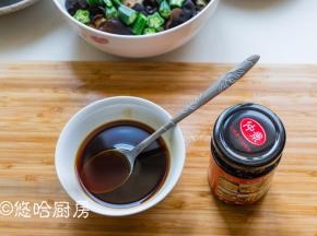 切块的面筋、切块的秋葵、黑木耳放入大碗中。蚝油、生抽、米醋、老醋、白糖、少许的凉开水调匀就成料汁，调料的比例基本是1:1:1:0.5:1，最后出味道的要加成都红油，香儿不辣。