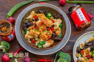 浇上料汁，淋上红油，拌匀了开吃。嗯嗯，就是小时候爱吃的四喜烤麸的味道，小时候爱吃烤麸是因为它甜丝丝的，现在自己做、糖放的没有那么多，这一份烤麸和老公一人一碗吃的精光。