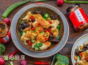 浇上料汁，淋上红油，拌匀了开吃。嗯嗯，就是小时候爱吃的四喜烤麸的味道，小时候爱吃烤麸是因为它甜丝丝的，现在自己做、糖放的没有那么多，这一份烤麸和老公一人一碗吃的精光。