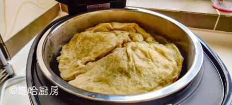 到时间后立刻开盖，刚开盖的时候面筋膨胀的很高，瞬间会收缩，待蒸汽稍微散去拍的时候就是图中的样子，皱皱巴巴的，面相不好看。取出放凉，因为铺了油纸，一点也没沾锅上。