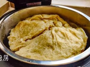到时间后立刻开盖，刚开盖的时候面筋膨胀的很高，瞬间会收缩，待蒸汽稍微散去拍的时候就是图中的样子，皱皱巴巴的，面相不好看。取出放凉，因为铺了油纸，一点也没沾锅上。