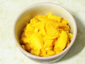 芒果去皮去核，切成块。