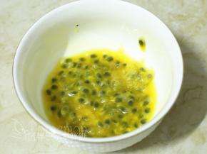 百香果对半切开，挖出果肉。