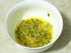 百香果对半切开，挖出果肉。