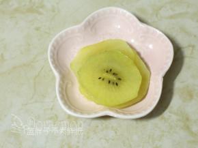 猕猴桃切出几片薄片做装饰用。