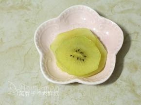 猕猴桃切出几片薄片做装饰用。