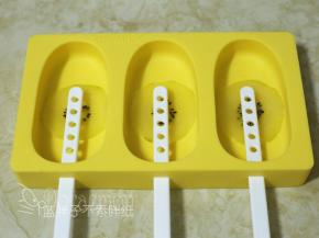 学厨雪糕模插好冰棒，摆上装饰用的猕猴桃片。