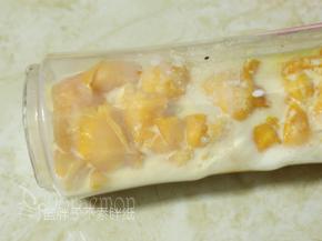 百香果滤去籽之后连同芒果、牛奶倒入榨汁机。