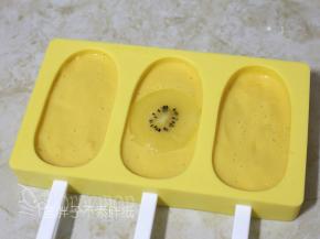 百香果芒果汁倒入雪糕模中。