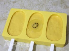 百香果芒果汁倒入雪糕模中。