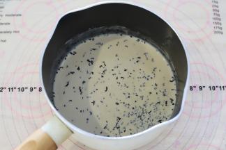 牛奶先用奶锅煮至边缘冒小气泡，离火后放入伯爵红茶粉，盖上盖子焖至变成醇厚的红茶液。