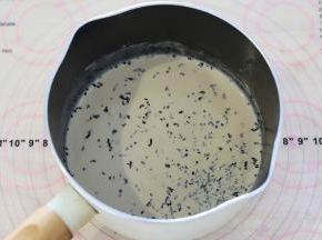 牛奶先用奶锅煮至边缘冒小气泡，离火后放入伯爵红茶粉，盖上盖子焖至变成醇厚的红茶液。