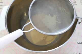 过筛掉红茶粉粒，最终取红茶牛奶液为90克。（喜欢带红茶粉的也可以省略这一步）。