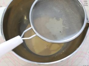 过筛掉红茶粉粒，最终取红茶牛奶液为90克。（喜欢带红茶粉的也可以省略这一步）。
