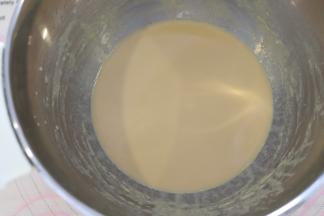 等红茶液凉至手温时加入玉米油，搅拌至乳化。