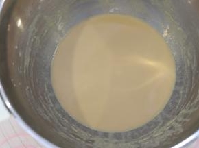等红茶液凉至手温时加入玉米油，搅拌至乳化。