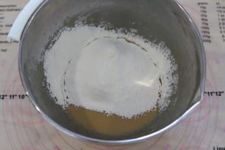 筛入低筋面粉。