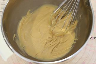 手动打蛋器搅拌至无干粉。