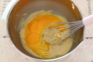 鸡蛋分出蛋黄和蛋白，蛋白放入冰箱冷冻，蛋黄磕入油水粉混合物内，拌匀。