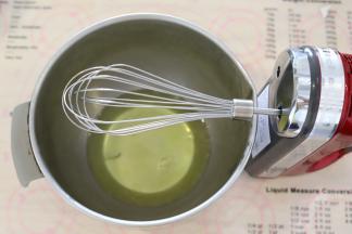 从冰箱取出蛋清，表面已经冻有一层薄霜，电动打蛋器装上线抽打蛋头。