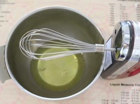 从冰箱取出蛋清，表面已经冻有一层薄霜，电动打蛋器装上线抽打蛋头。